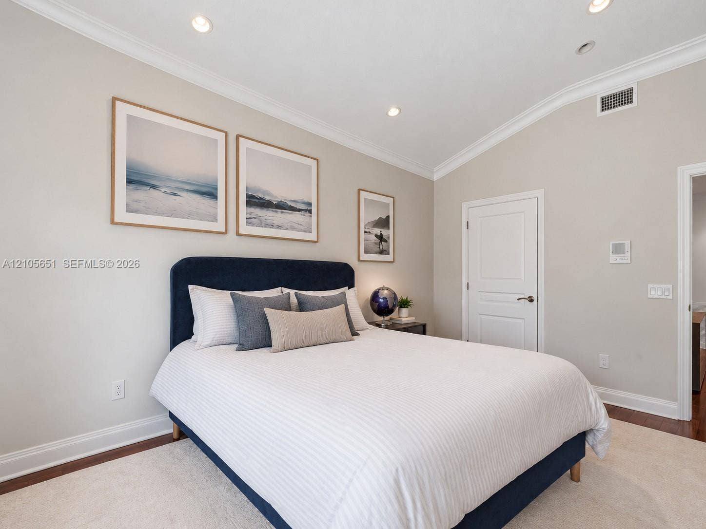 Vaulted ceiling featuring crisp crown molding and recessed lighting