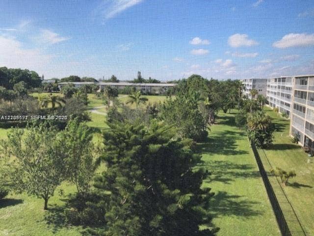 950 Hillcrest Drive, #506, Hollywood, Hollywood, FL 33021 Expansive green space featuring mature trees, palm plantings, and manicured landscaping