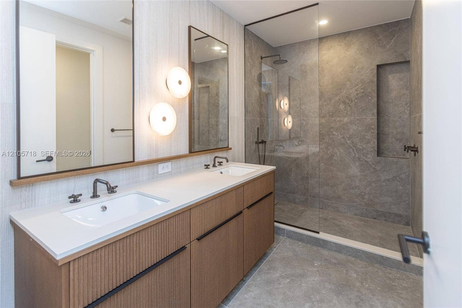 2200 Brickell Avenue, #GV16, Miami, FL 33129 Full Batroom