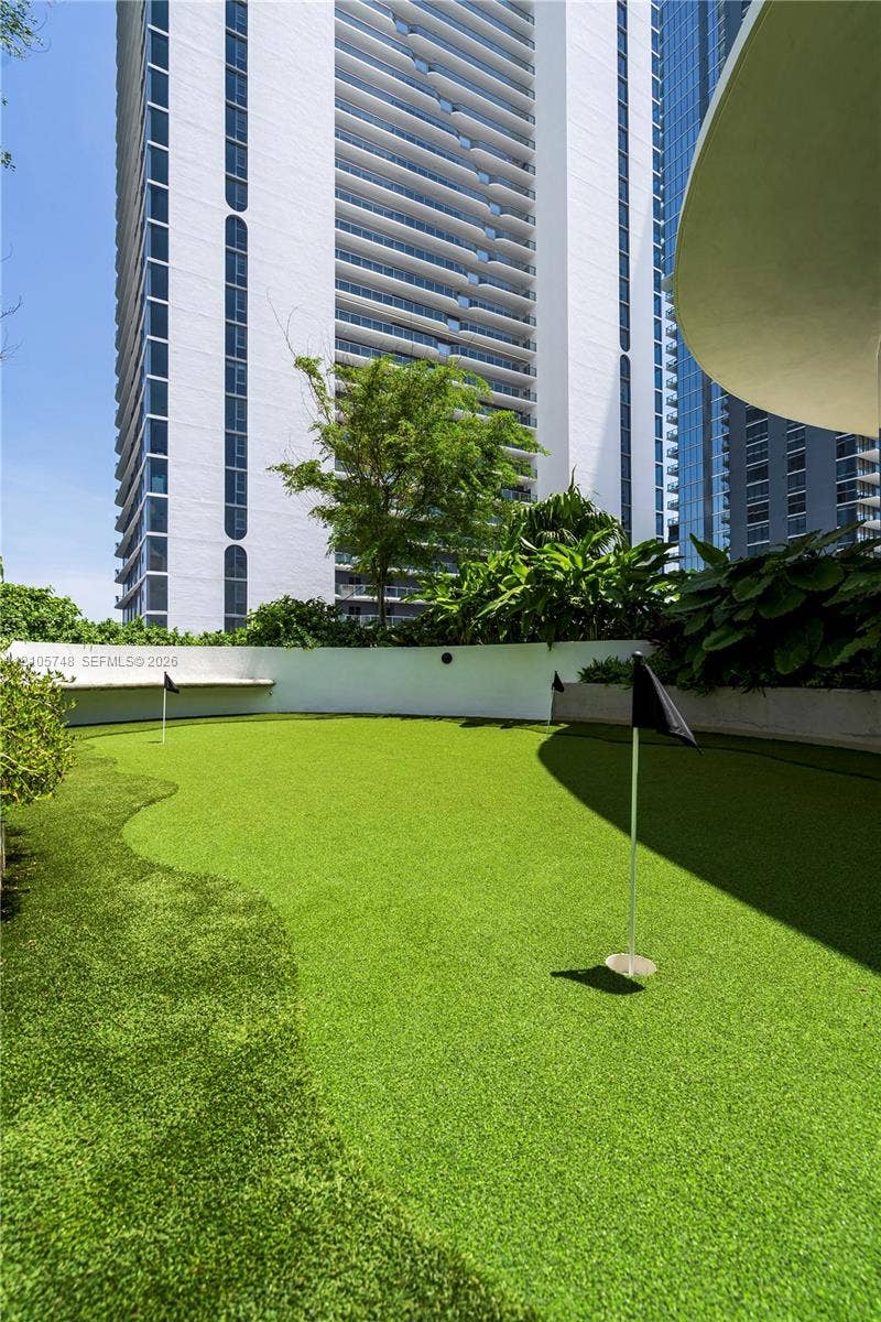 725 NE 24, #5401, Miami, Miami, FL 33137 putting green