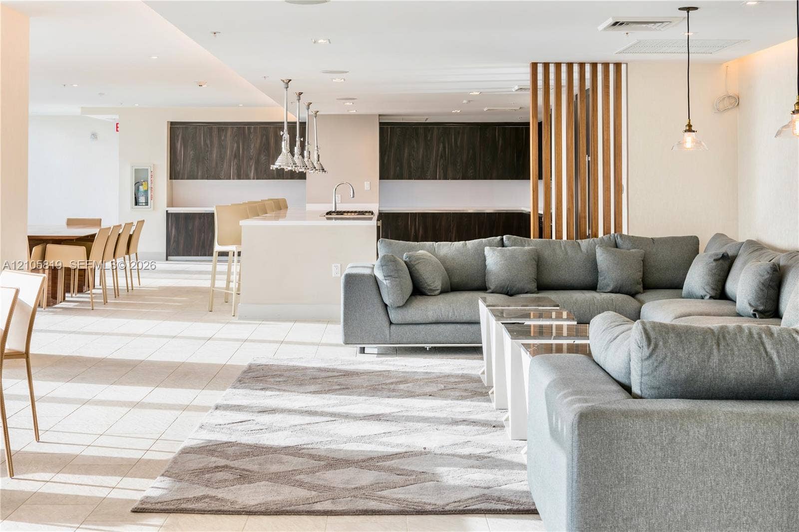 1180 N Federal Highway, #810, Fort Lauderdale, FL 33304 Cucina Kitchen to Entertain Guests or Hold Events.