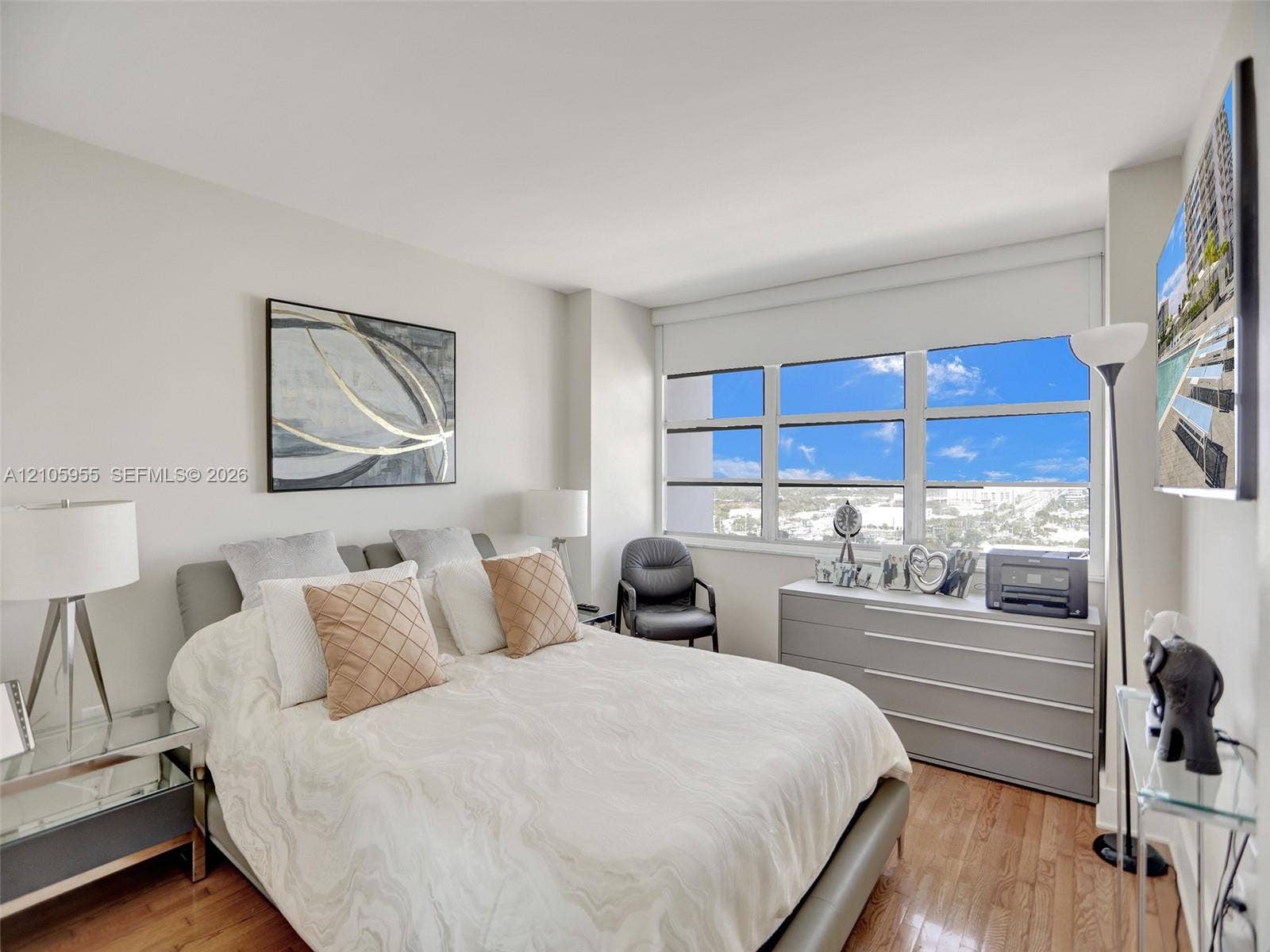 18011 Biscayne Boulevard, #1904, Aventura, FL 33160 Wood-finish flooring, large multi-pane windows, and neutral wall tones