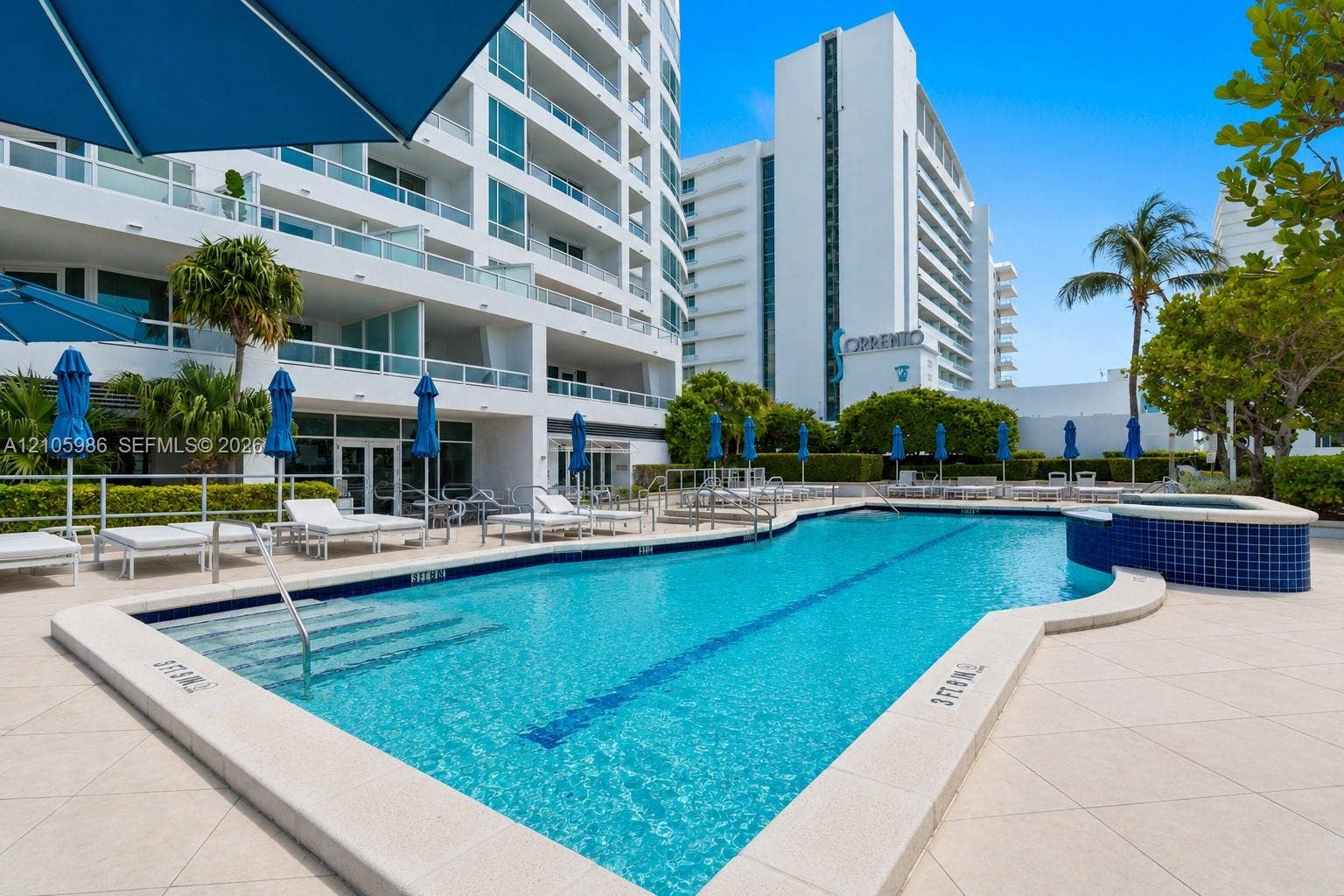 4401 Collins Avenue, #2209, Miami Beach, FL 33140 Owners pool