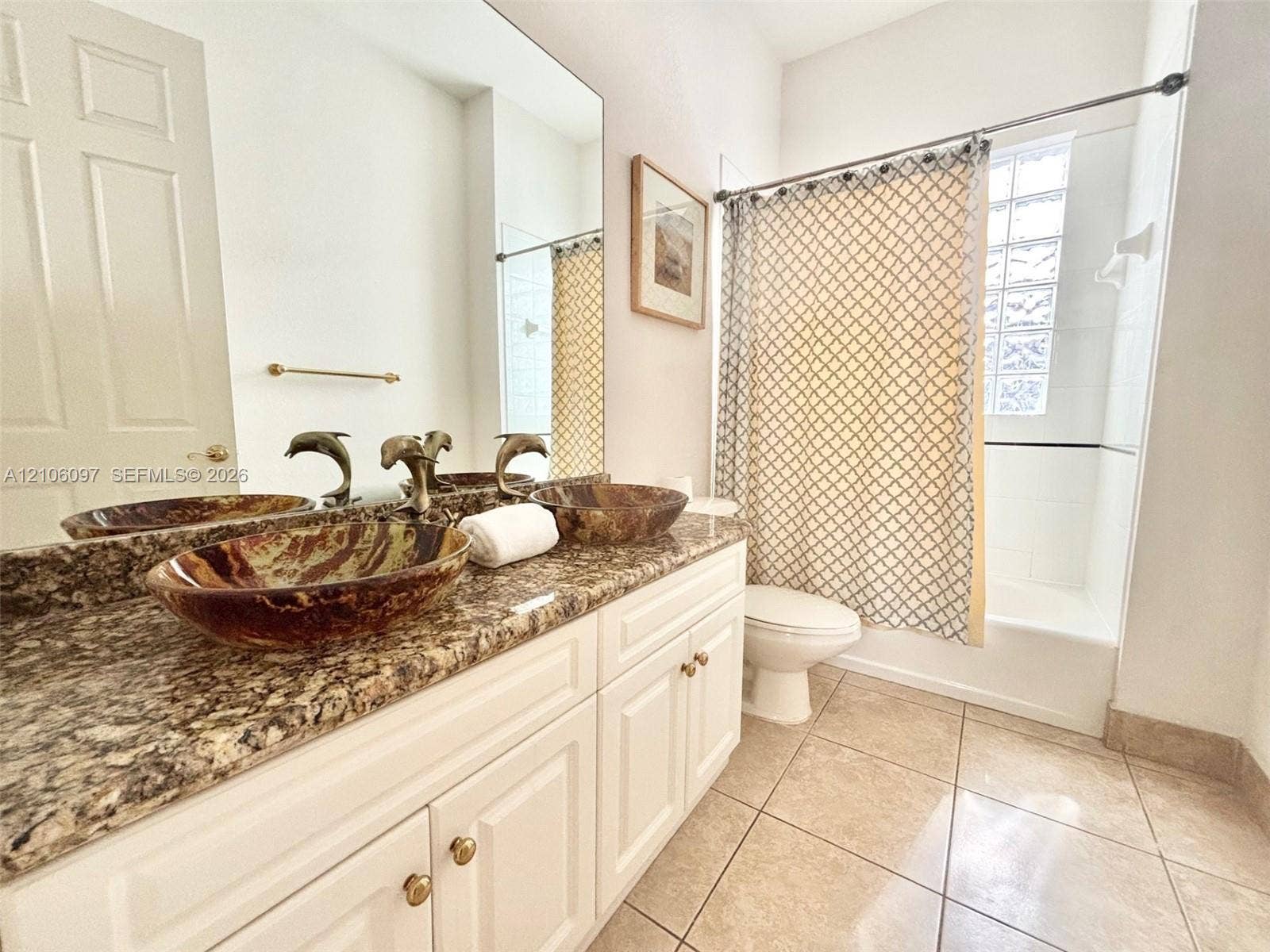1141 Waterside Lane, Hollywood, FL 33019 Full bathroom on the main floor