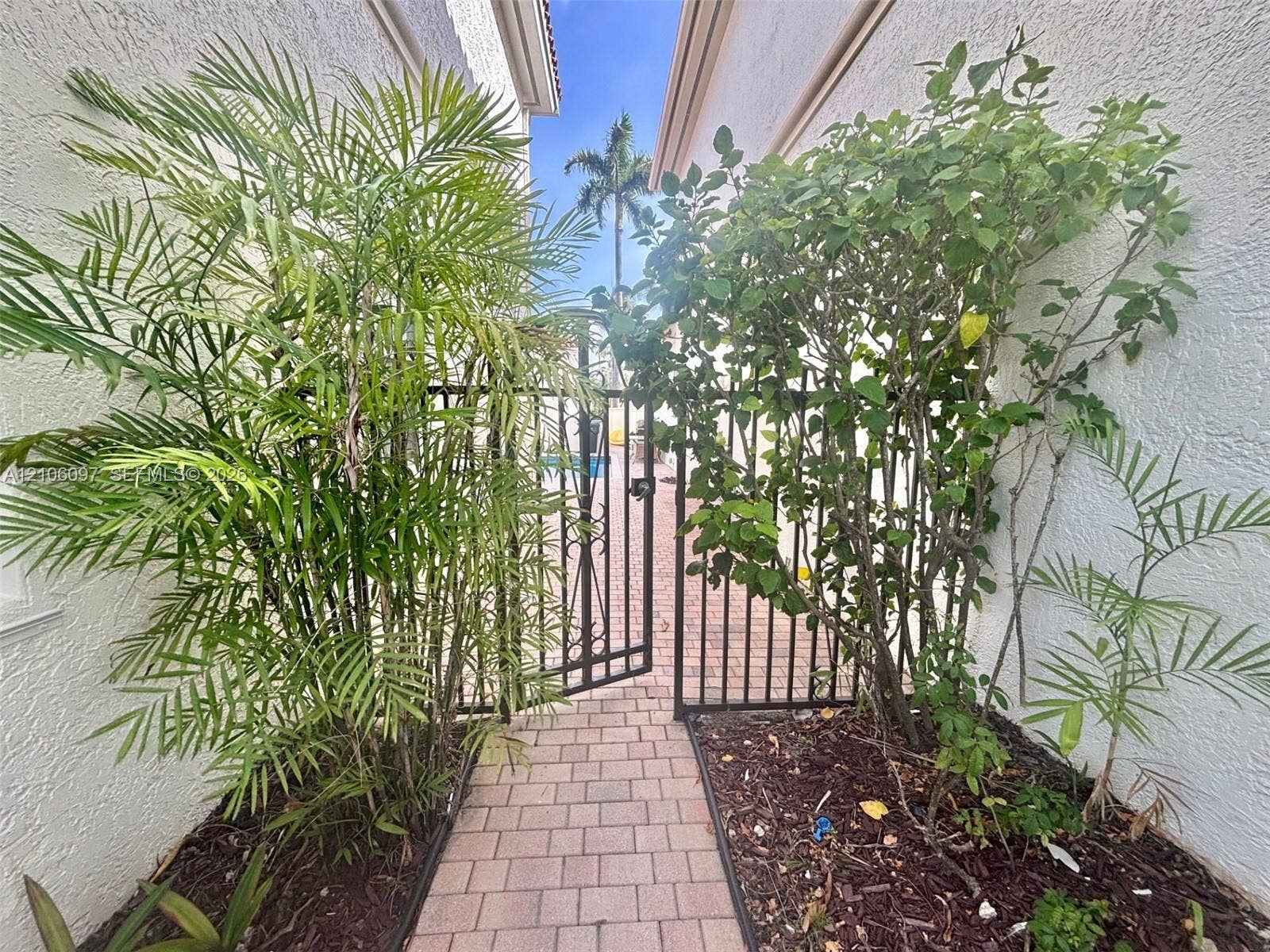 1141 Waterside Lane, Hollywood, FL 33019 Side entry leading to the boat dock, back area