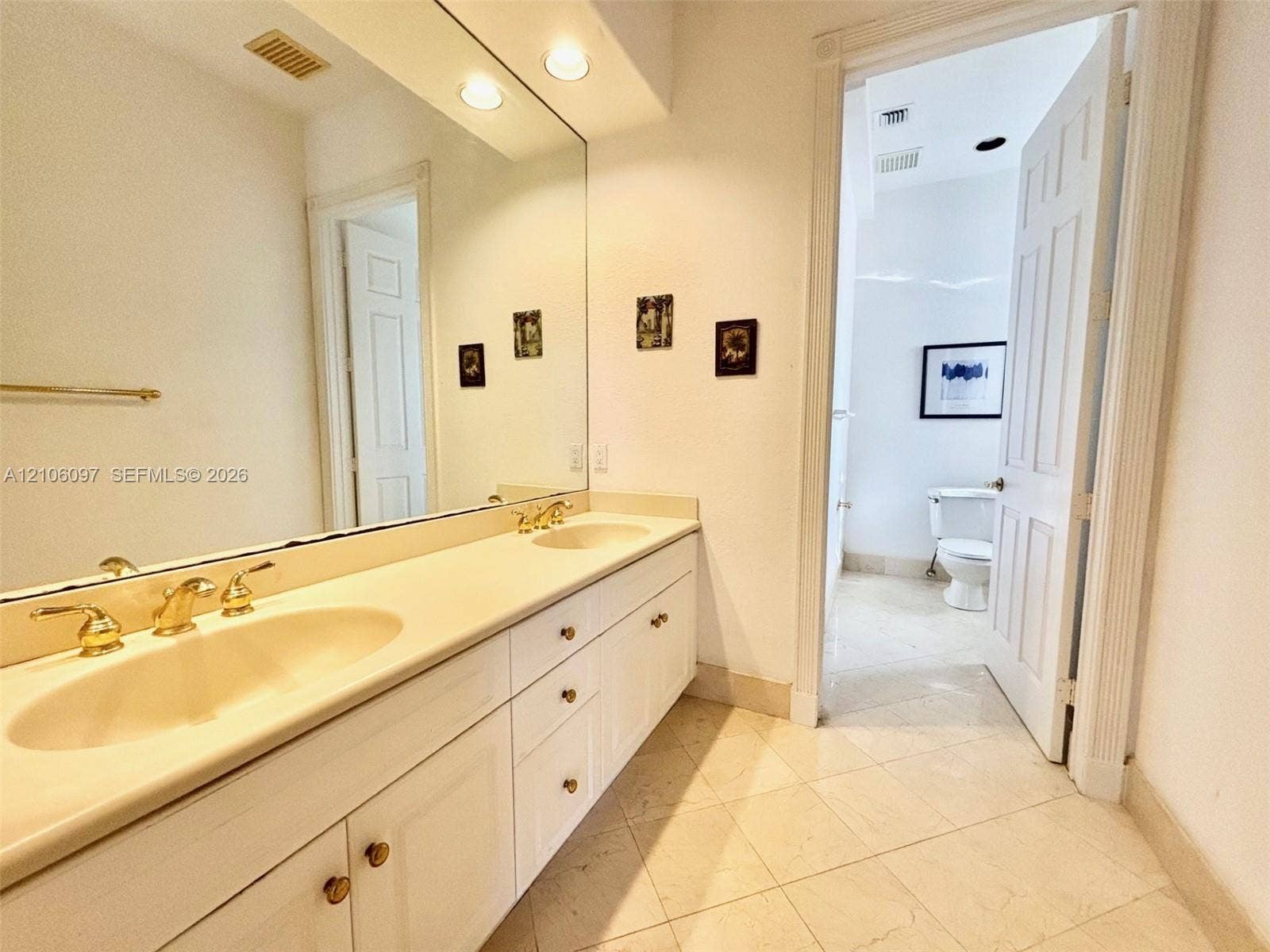 1141 Waterside Lane, Hollywood, FL 33019 Guest bathroom on second floor