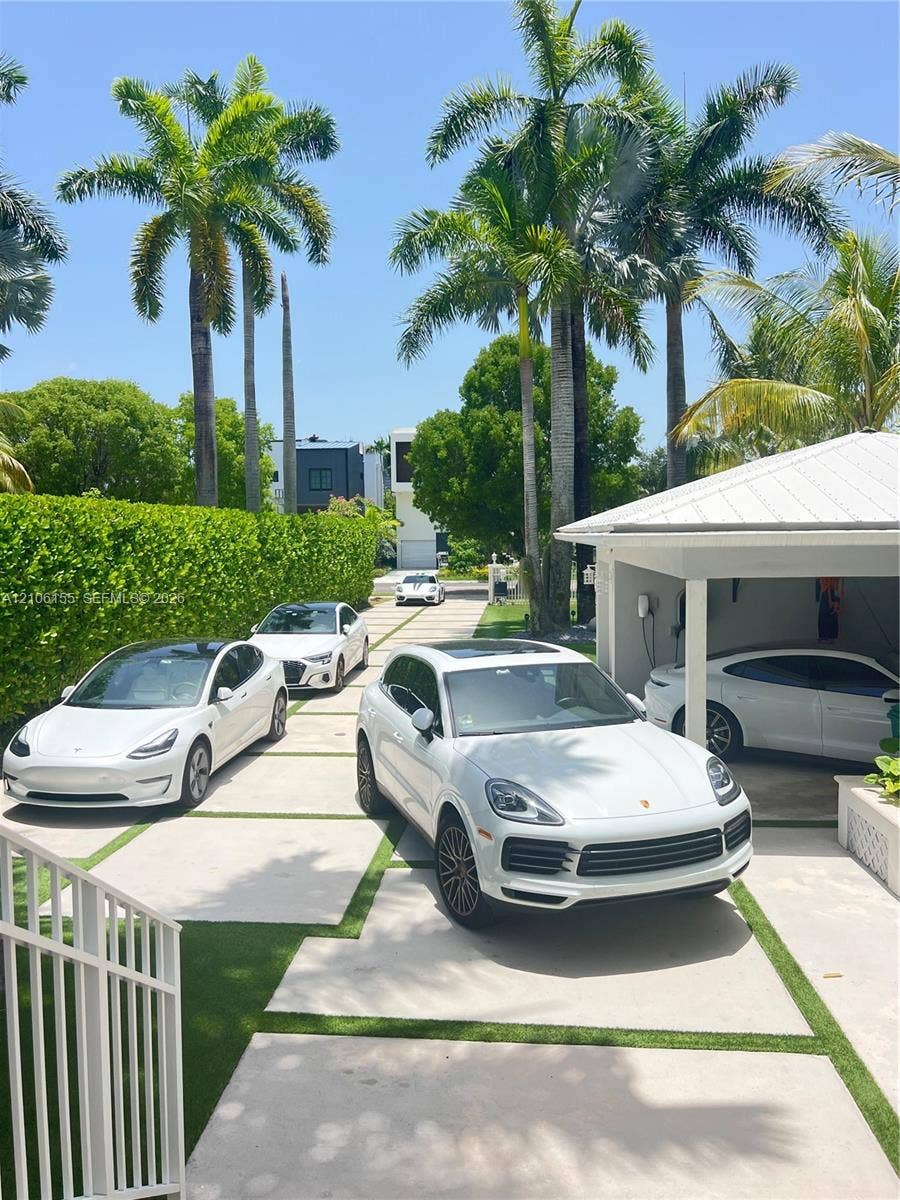 garage , car port , parking for over 6 cars