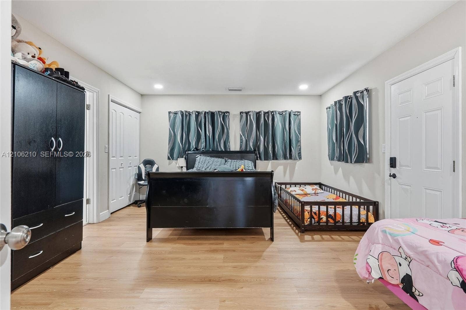 1111 S 7th Street, Fort Pierce, FL 34950 Spacious room featuring wood-finish flooring, recessed lighting, and multi-panel interior doors