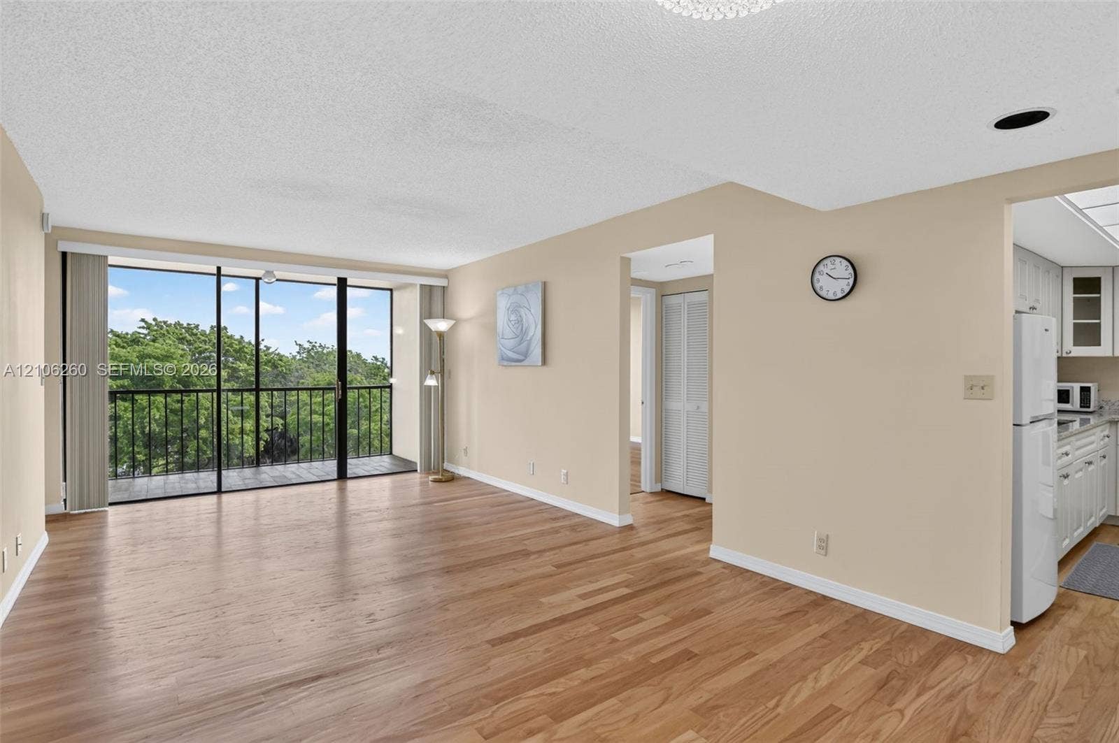 5951 Wellesley Park Drive, #508, Boca Raton, FL 33433 Open-concept living space
