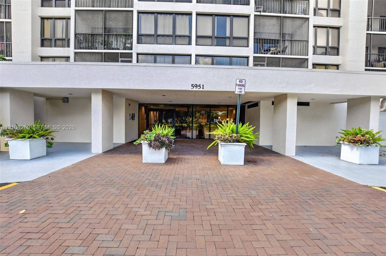 5951 Wellesley Park Drive, #508, Boca Raton, FL 33433 Covered building entrance