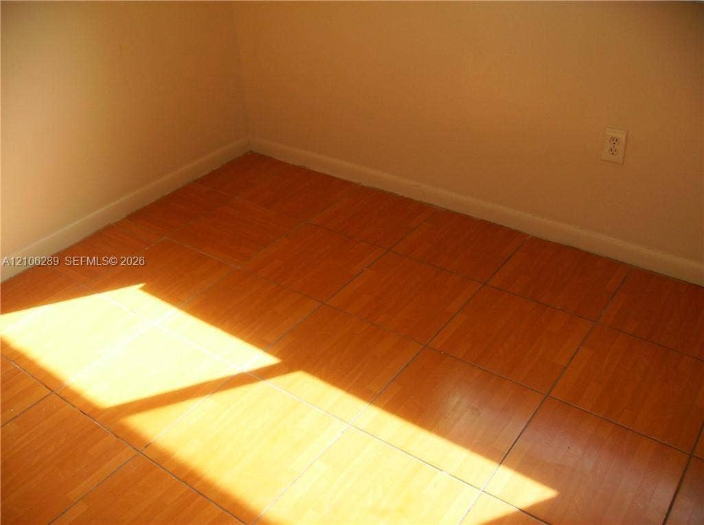 Parquet wood-finish flooring with neutral wall paint