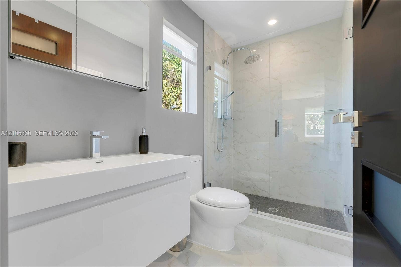 2632 NE 35th Drive, Fort Lauderdale, FL 33308 Second Bathroom / Segundo bao