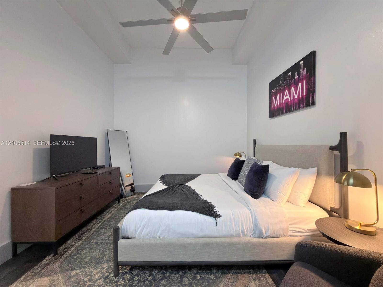 High ceilings and a central ceiling fan with integrated lighting