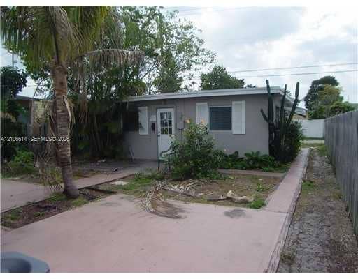 Rear courtyard from prior 2011 listing; appearance may have changed.