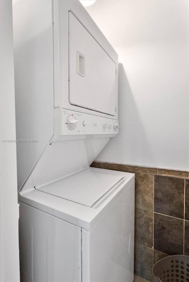 1431 S Ocean Boulevard, Lauderdale By The Sea, FL 33062 Inside laundry