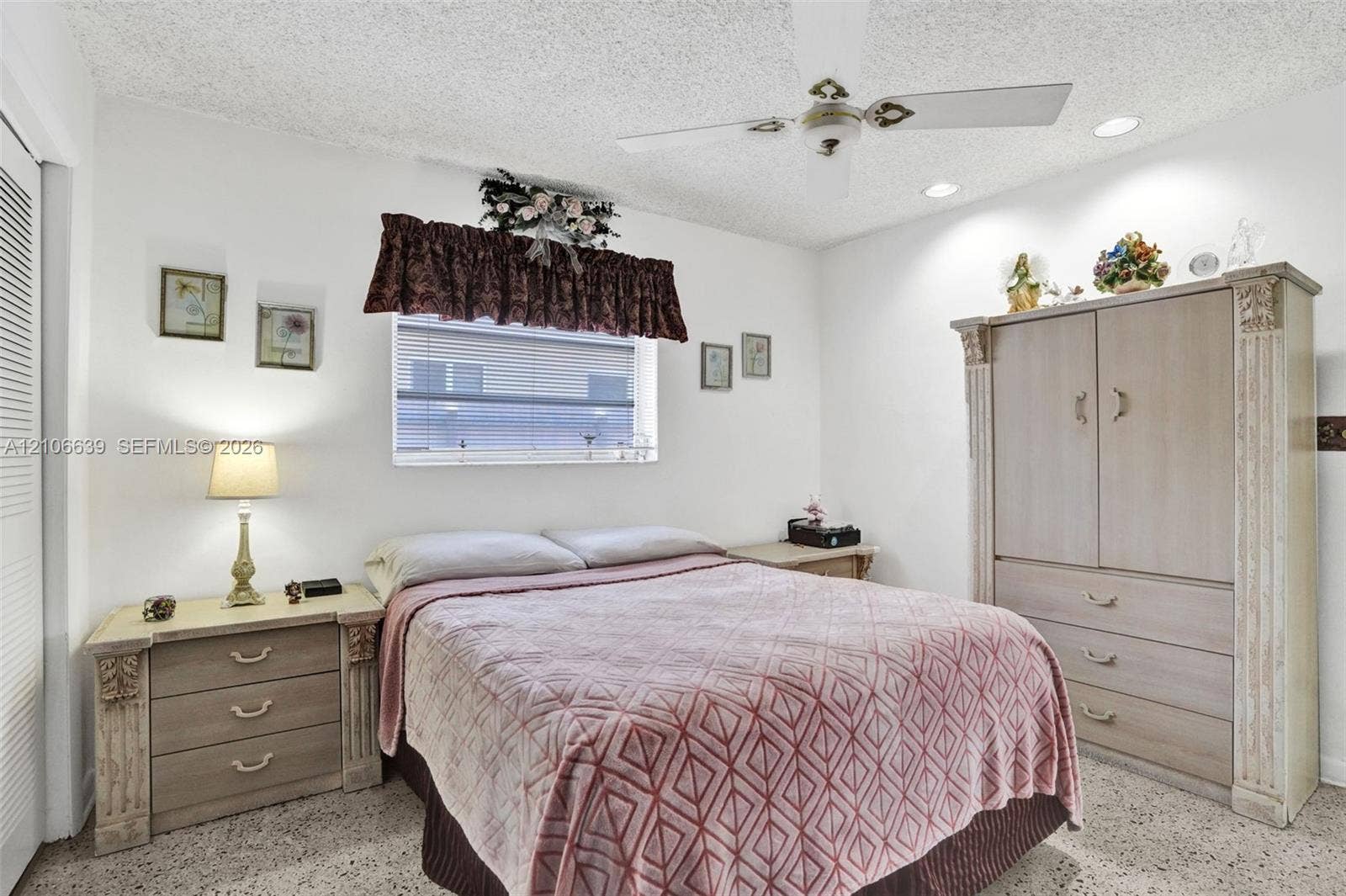 Room featuring a neutral wall palette, ceiling fan with light kit, recessed lighting, and speckled-finish flooring