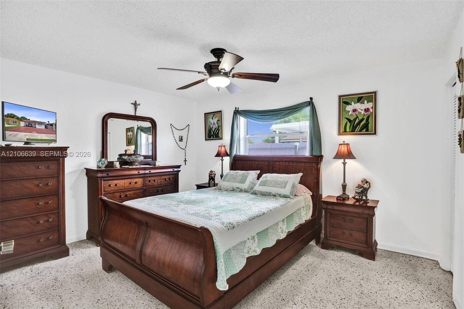 Room featuring a single-window configuration, ceiling fan with integrated lighting, and neutral wall tones