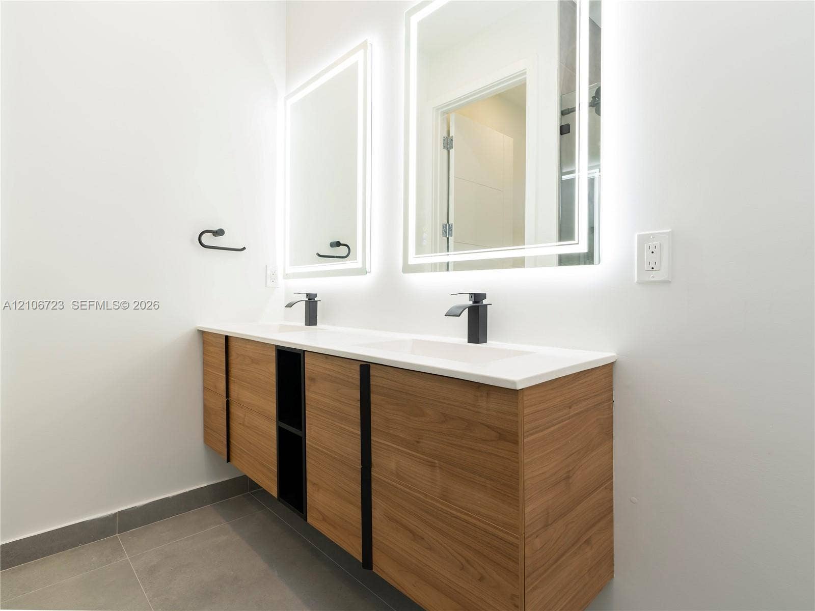 1421 SW 24th Court, Fort Lauderdale, FL 33315 Primary bathroom