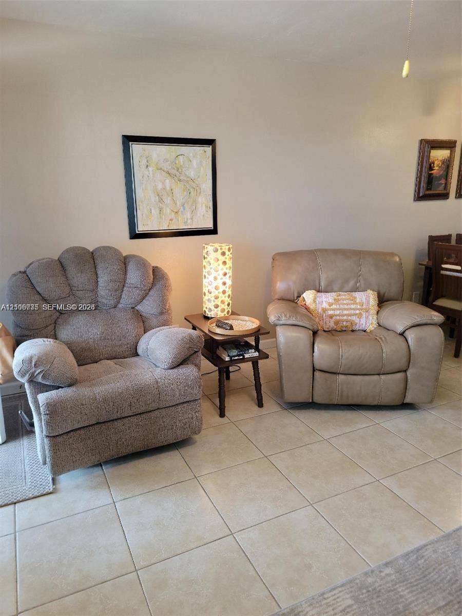 1000 SW 11 Avenue, #12, Hallandale Beach, Hallandale Beach, FL 33009 Neutral-toned wall paint and large-format ceramic tile flooring