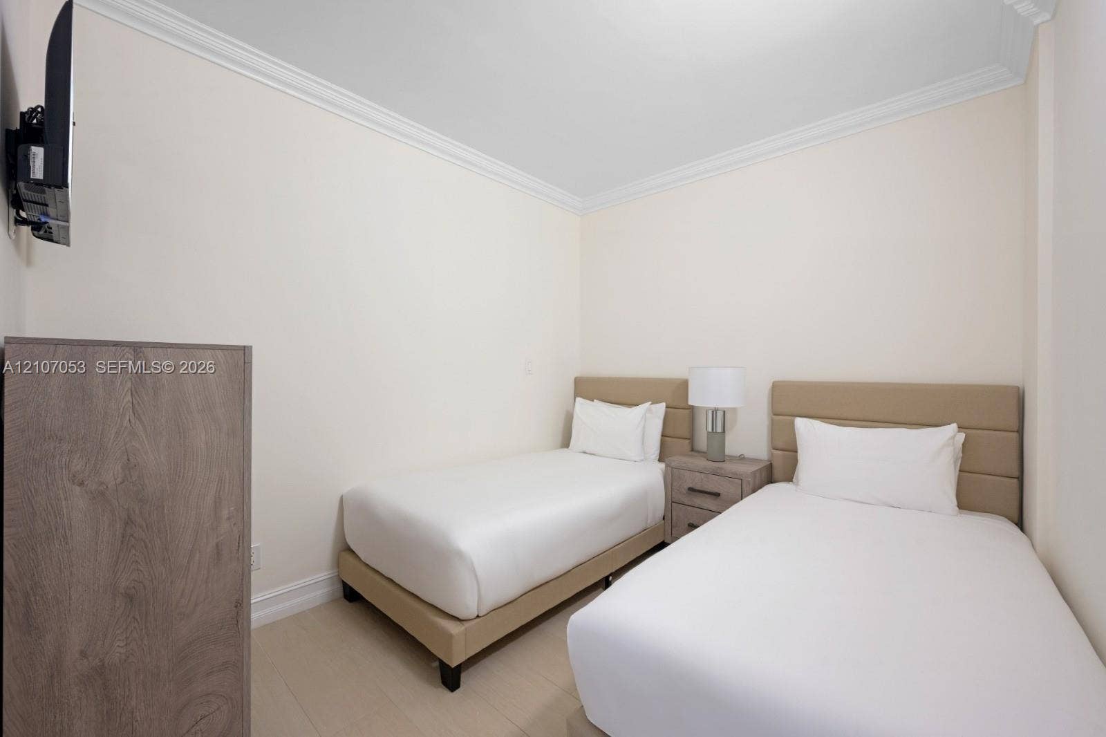 19370 Collins Avenue, #1403, Sunny Isles Beach, FL 33160 Neutral-toned walls accented by crown molding and light-colored flooring