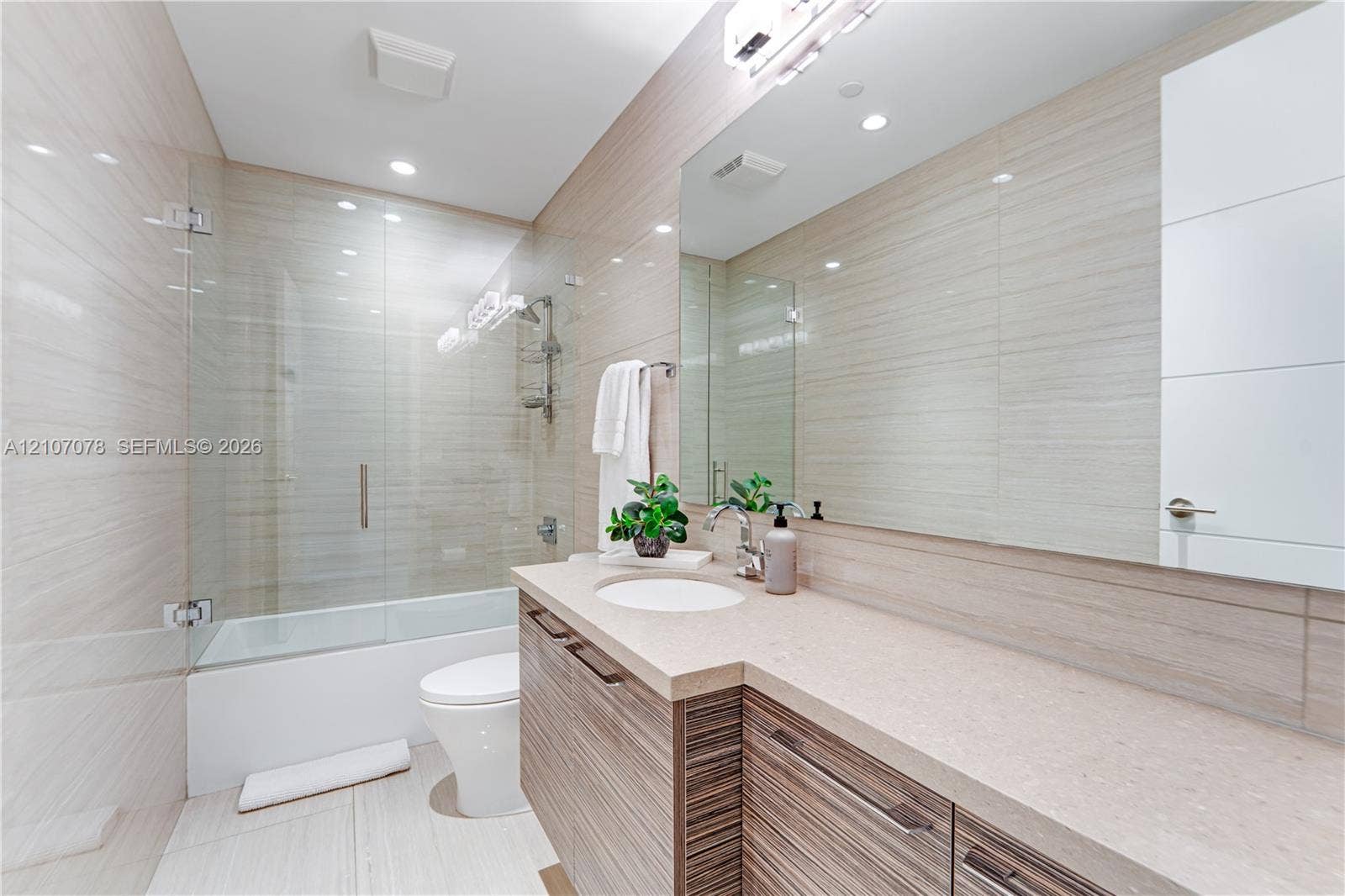 259 Shore Court, Lauderdale By The Sea, FL 33308 first floor bathroom