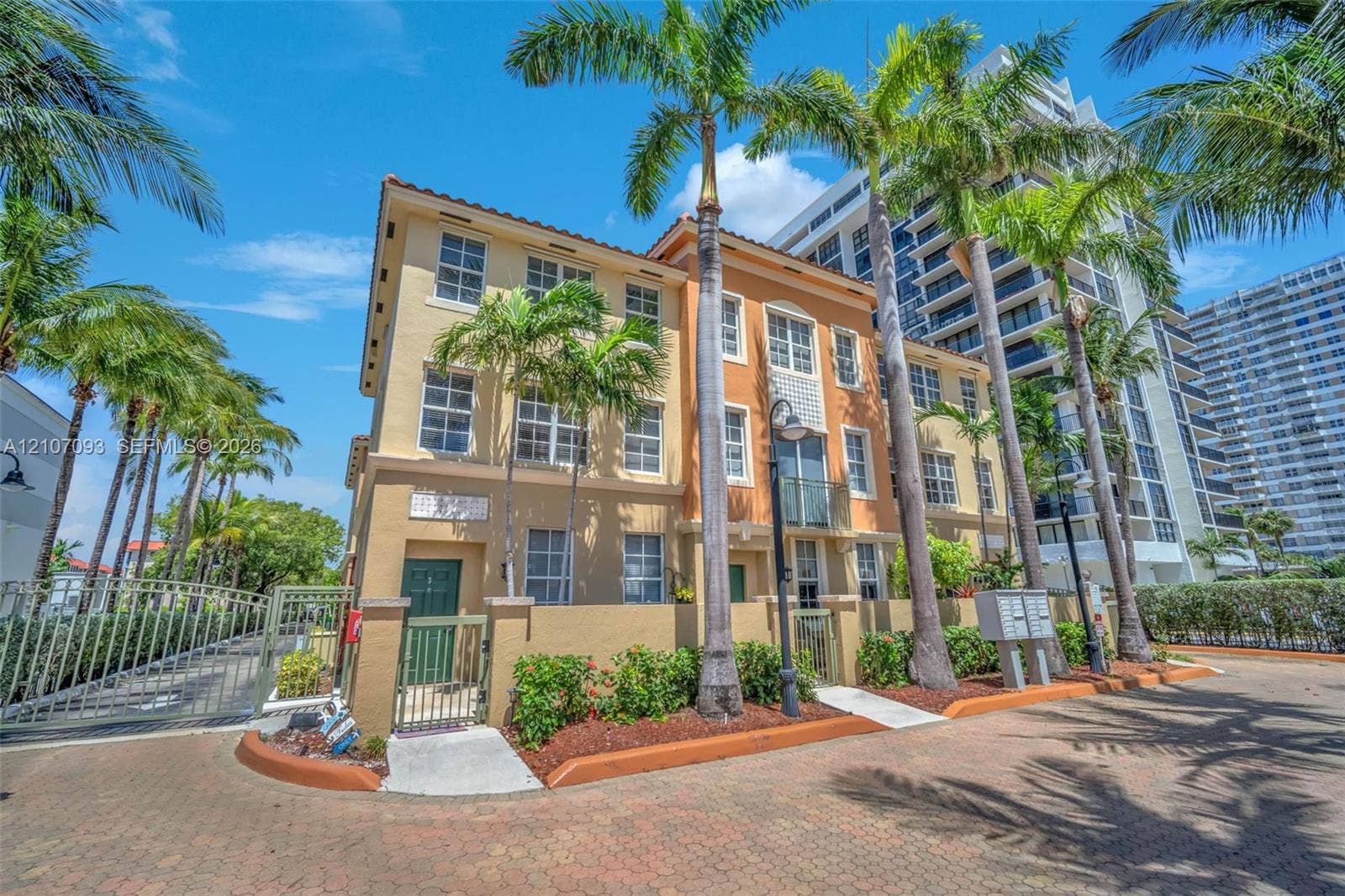 Triplex, 3 Beds 3 Baths
