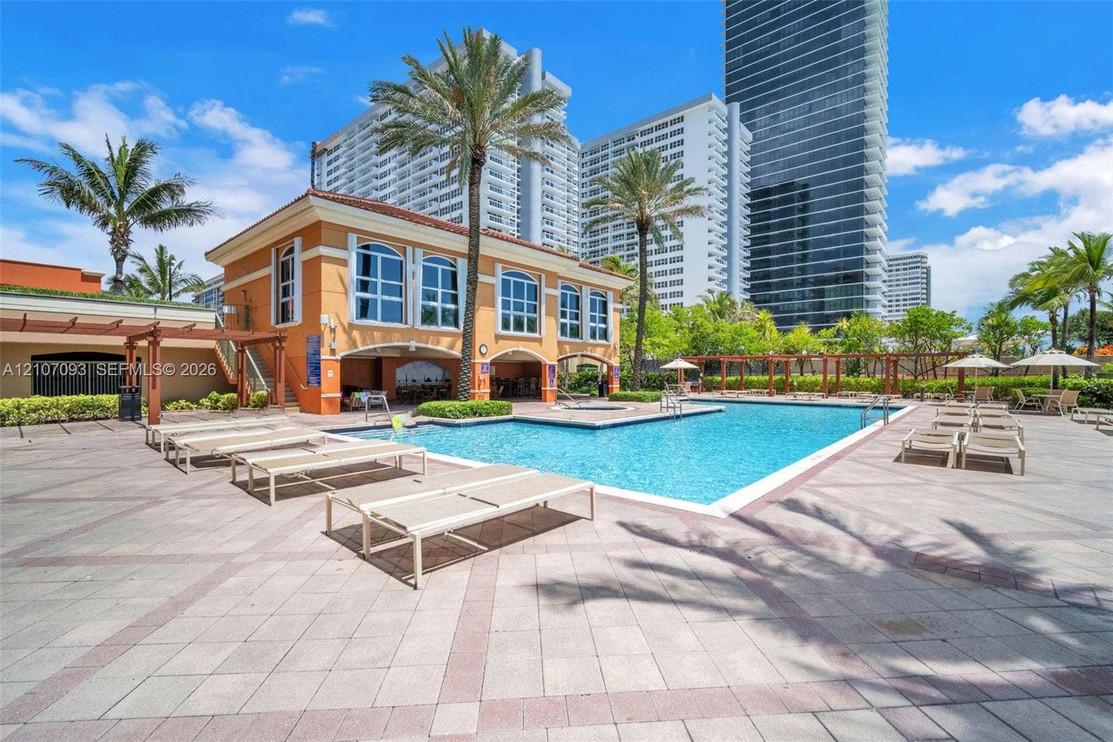 Beach Front Pool in the same beach level