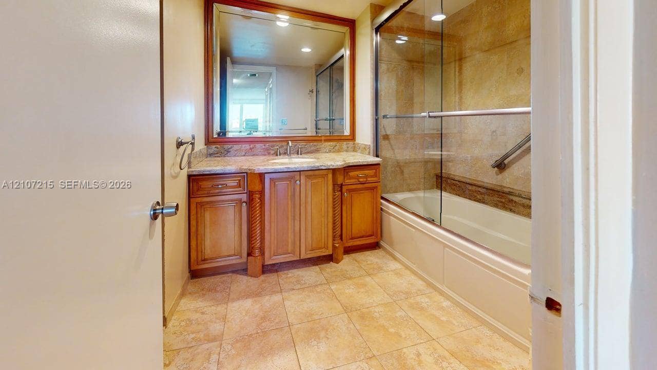 2100 S Ocean Lane, #303, Fort Lauderdale, FL 33316 primary suite bath/tub