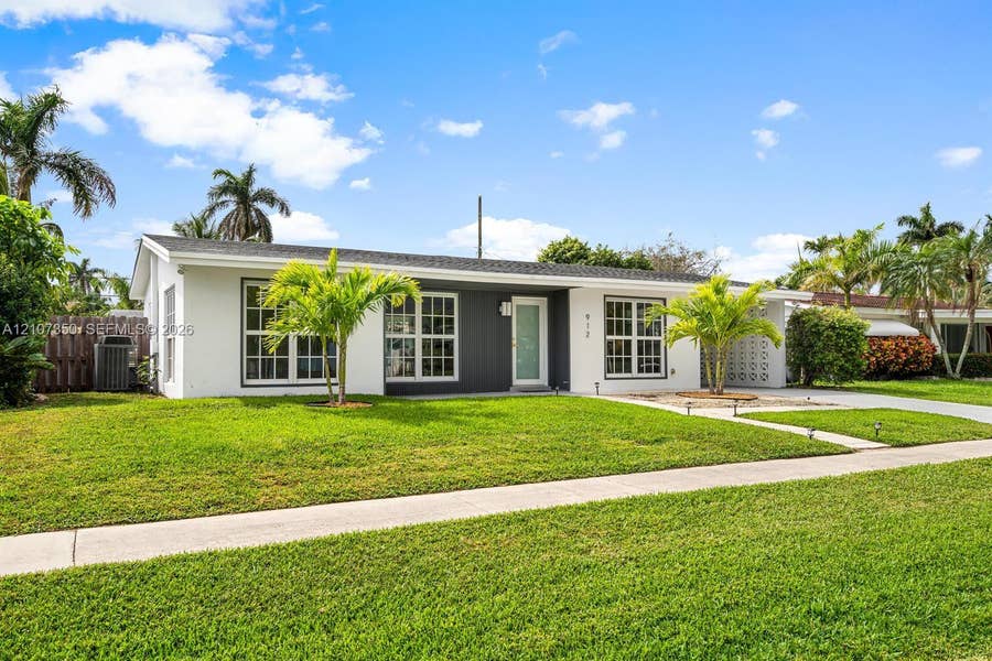 Property photo for 912 SE 16th Place, Deerfield Beach, FL
