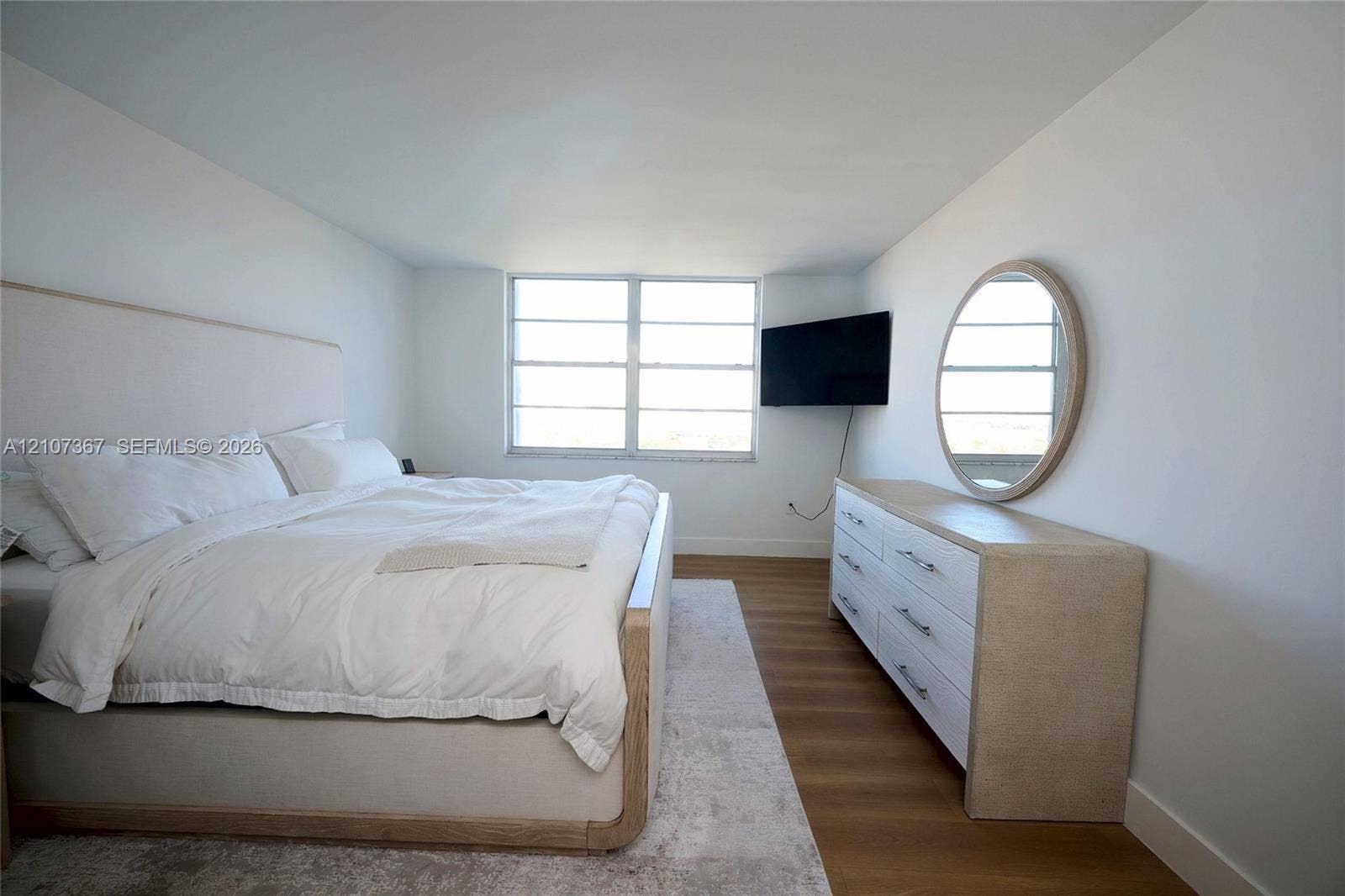2851 NE 183rd Street, #1617E, Aventura, FL 33160 Bright room featuring large multi-pane windows and wood-finish flooring