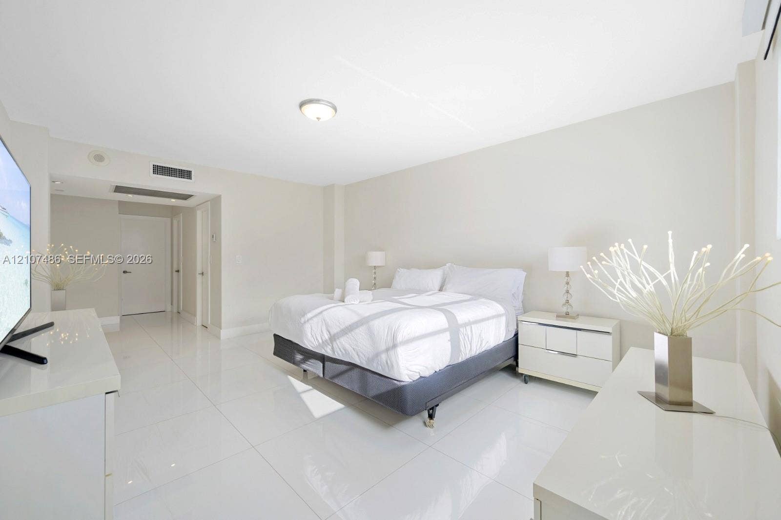 19370 Collins Avenue, #916, Sunny Isles Beach, Sunny Isles Beach, FL 33160 Spacious room featuring high-gloss large-format tile flooring, neutral wall finishes, recessed lighting, and integrated climate control system