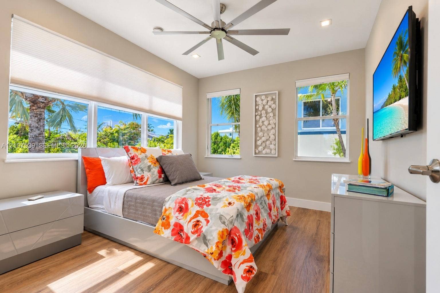 20 Center Lane, Key Largo, FL 33037 Wood-finish flooring, multi-pane windows with integrated blinds, ceiling fan, and recessed lighting