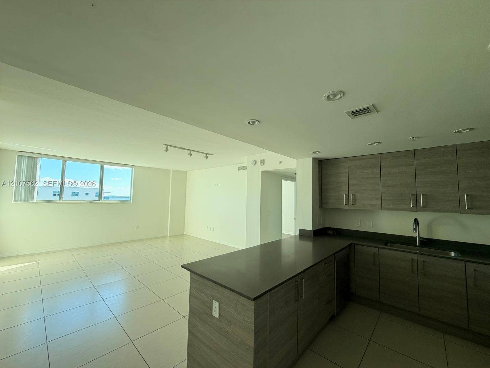 7525 E Treasure Drive, #1010, North Bay Village, North Bay Village, FL 33141 Photo 2