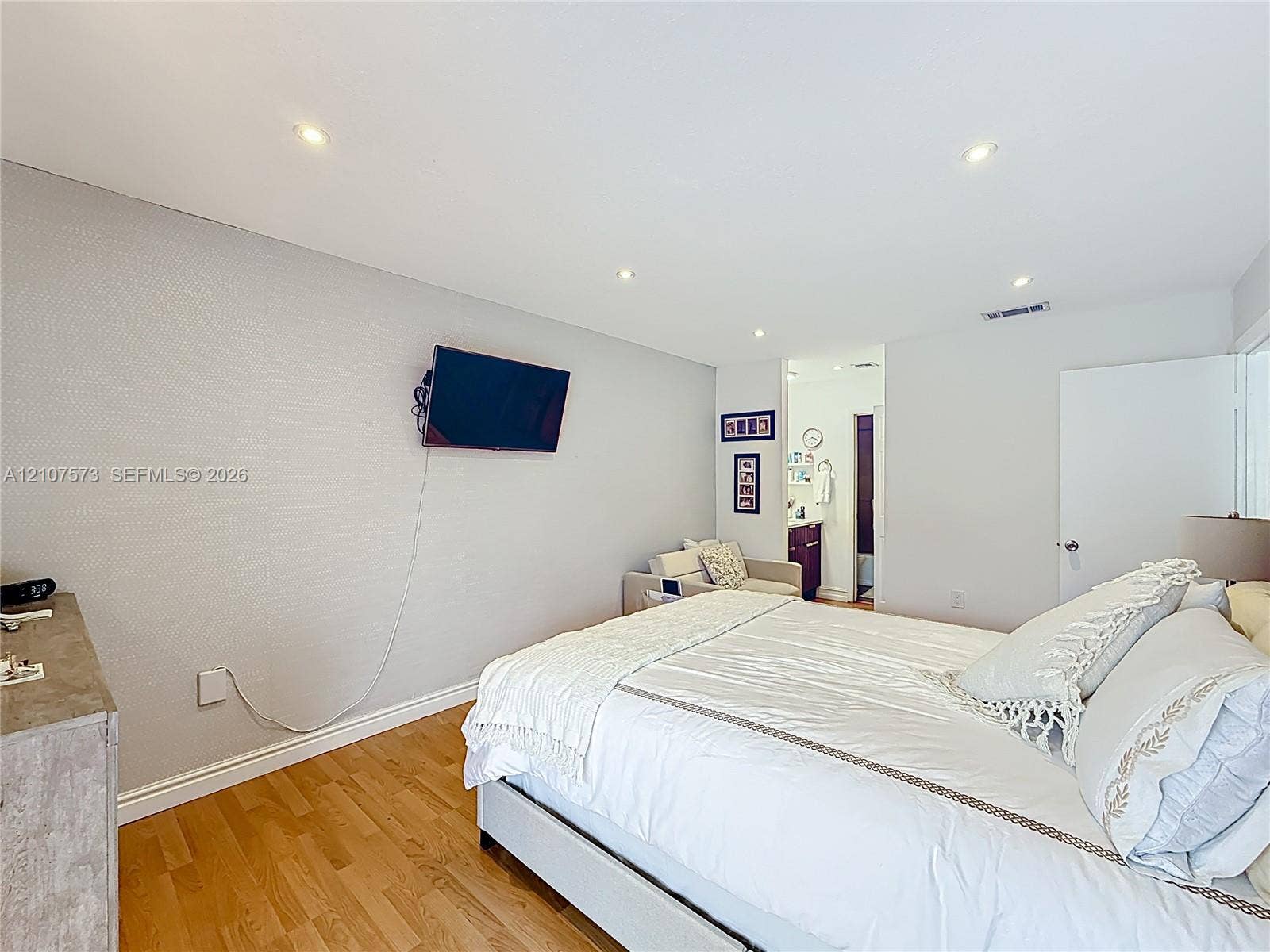1291 SW 124th Court, #19-B, Miami, FL 33184 Neutral-toned room with wood-finish flooring and recessed ceiling lighting