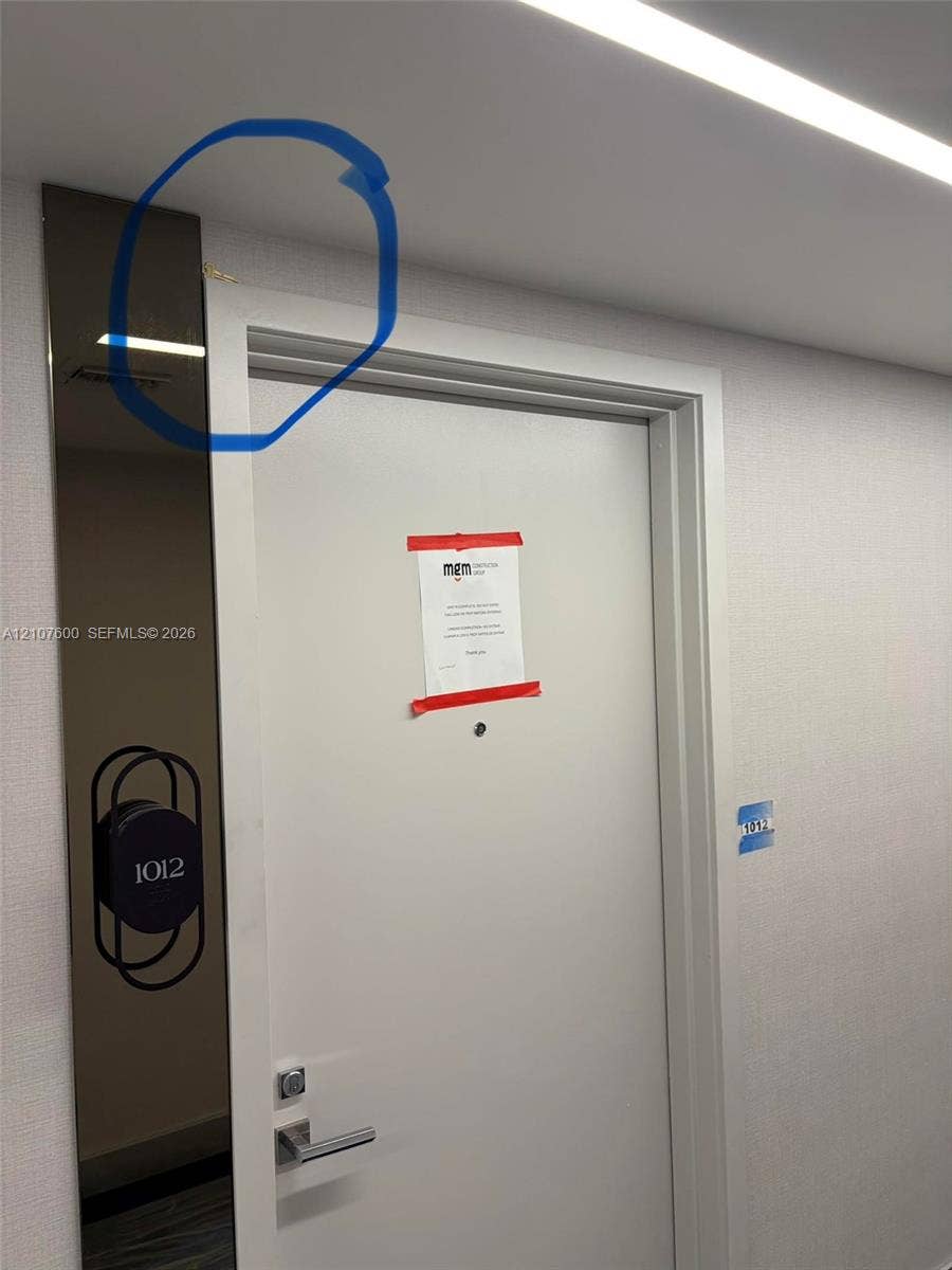 If the unit is close use the key above...Pls leave it there after the showing, Tks.