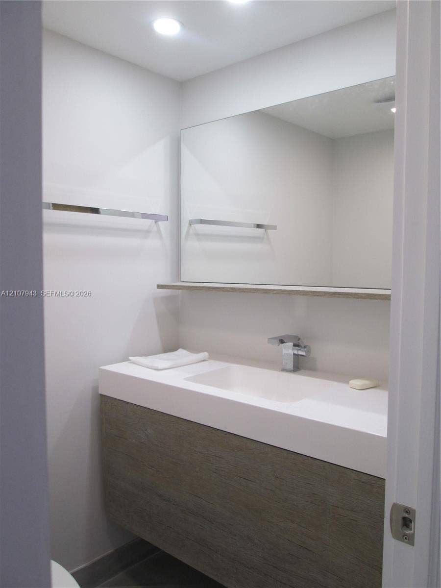 251 174th Street, #201, Sunny Isles Beach, Sunny Isles Beach, FL 33160 Guest bathroom