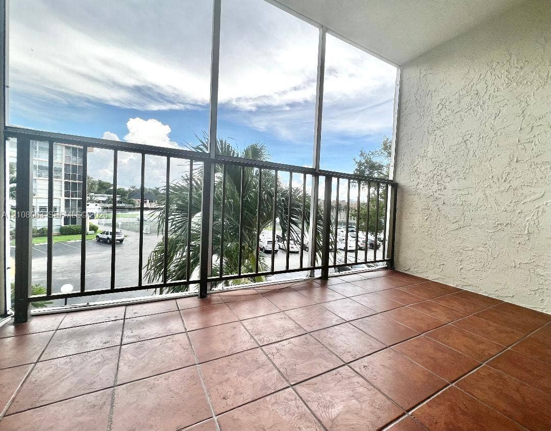 LARGE SCREENED BALCONY