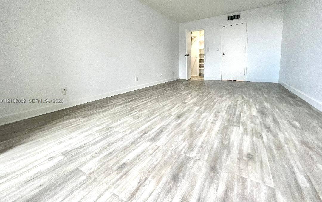 Large Bedroom/w Walking Closet