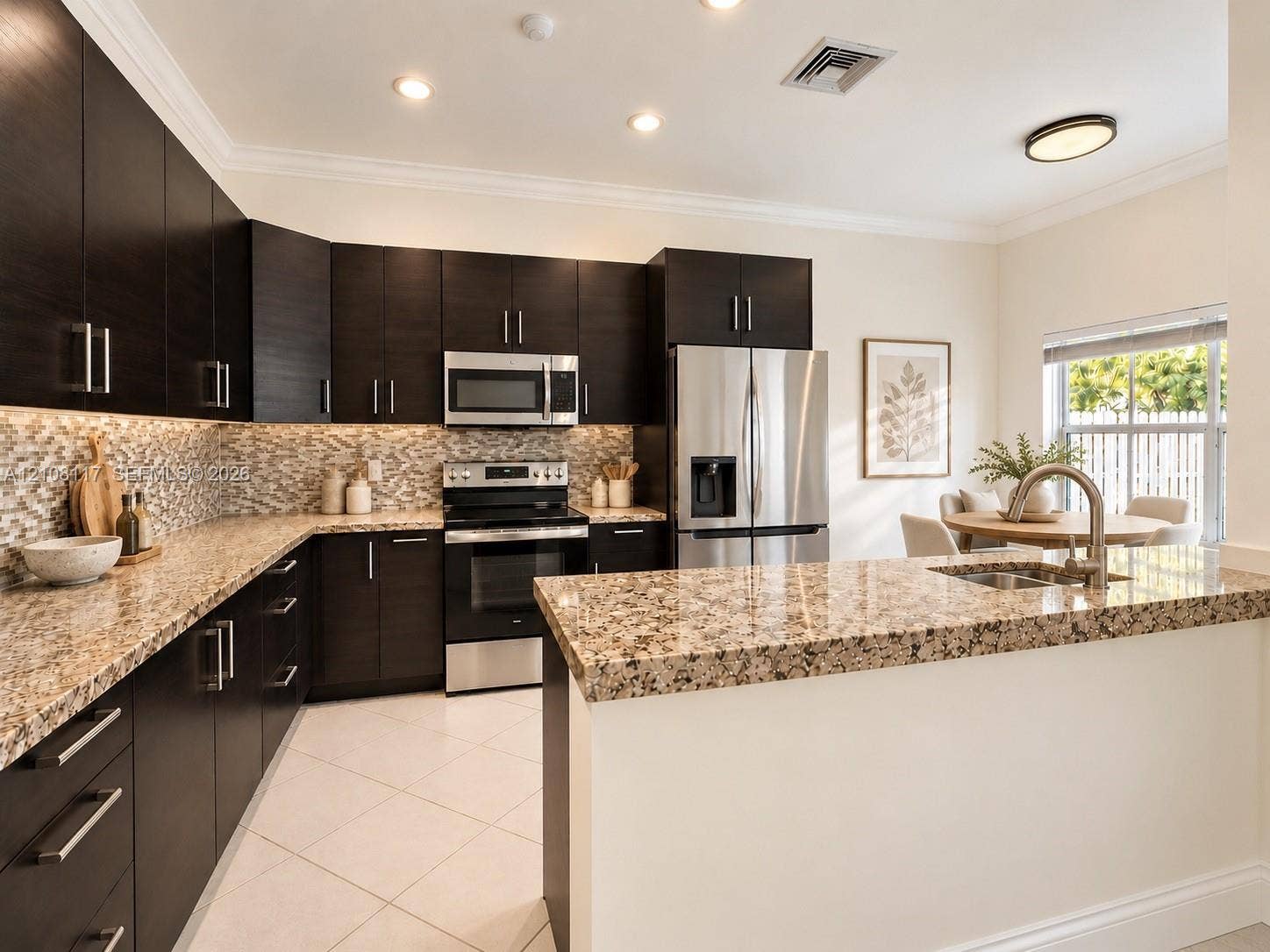 KITCHEN W/ BREAKFAST NOOK