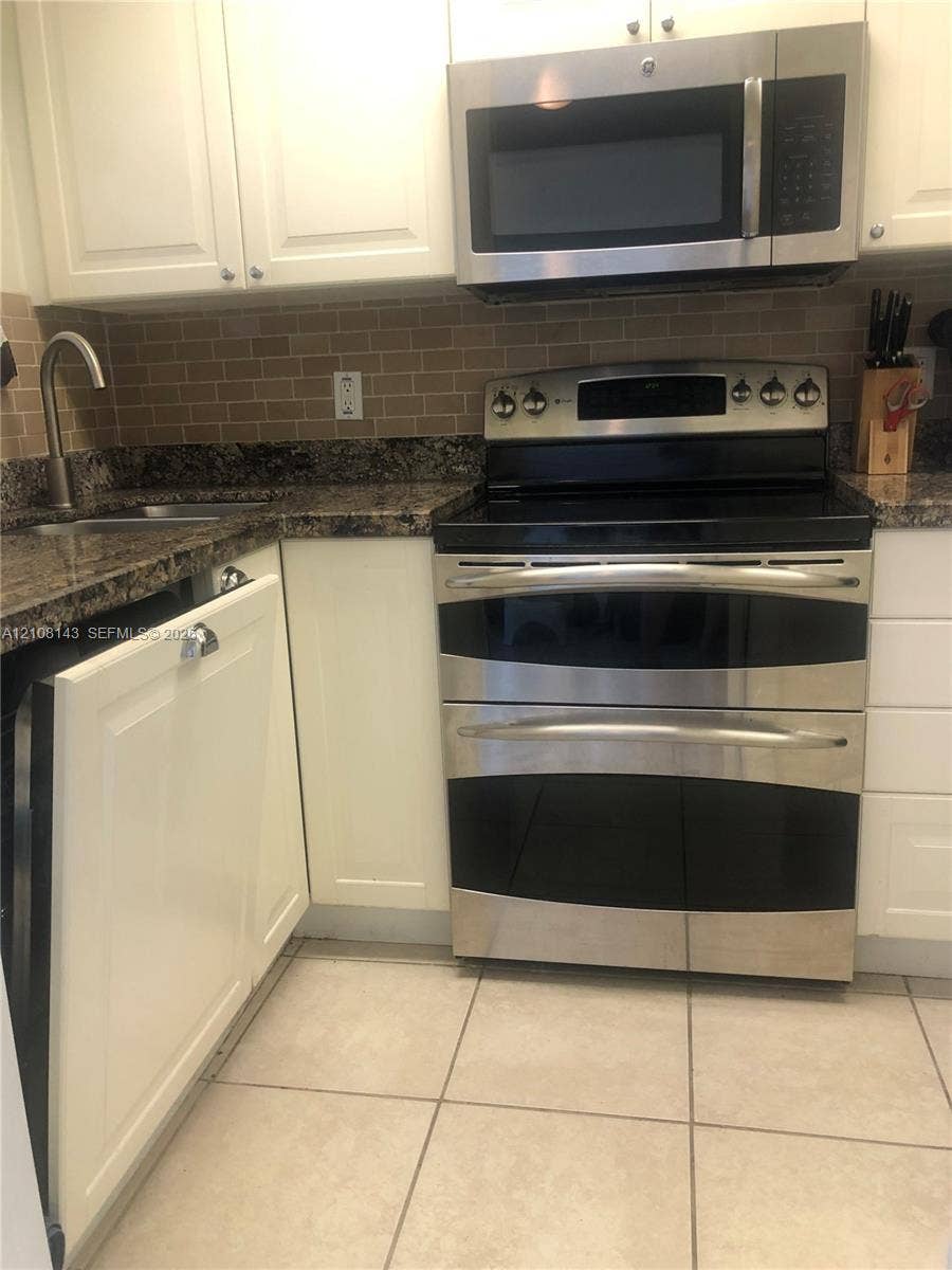 541 Blue Heron Drive, #220, Hallandale Beach, FL 33009 KITCHEN/CUSTOM MADE CABINETS WITH BUILD-IN DISHWASHER.