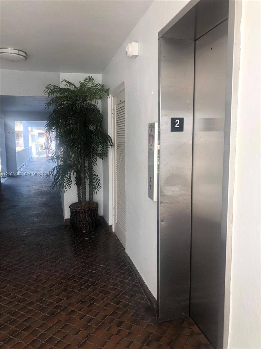 541 Blue Heron Drive, #220, Hallandale Beach, FL 33009 ELEVATOR'S HALLWAY