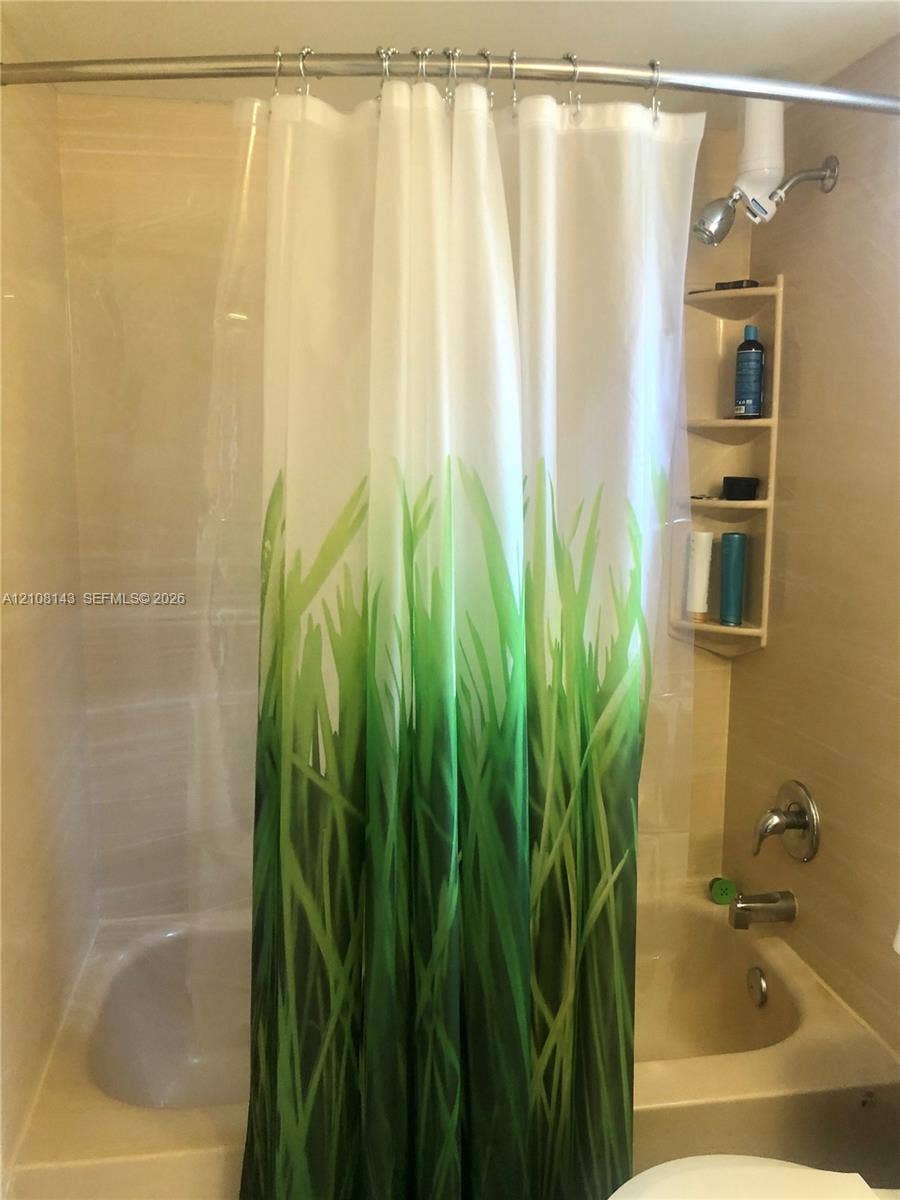 541 Blue Heron Drive, #220, Hallandale Beach, FL 33009 SHOWER/TUB COMBINATION