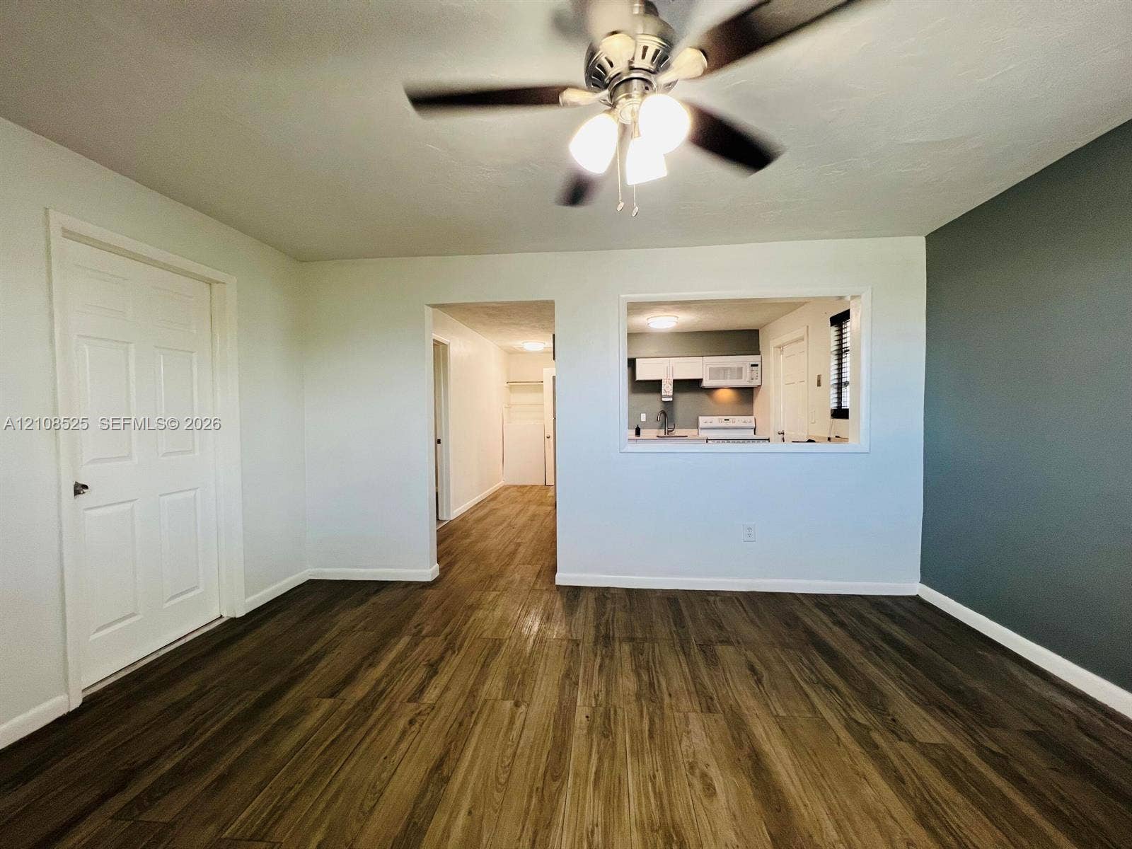 522 NW 11th Avenue, Boynton Beach, FL 33435 Unit A - Living Room and Bar