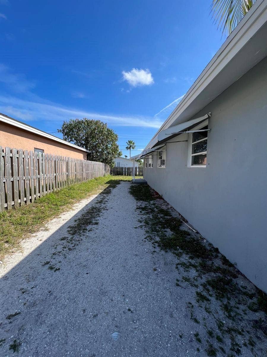 522 NW 11th Avenue, Boynton Beach, FL 33435 Unit B - Parking