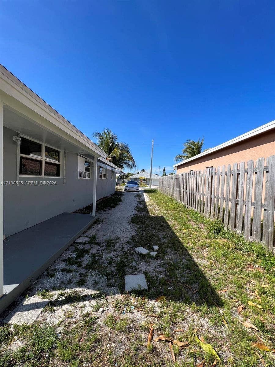 522 NW 11th Avenue, Boynton Beach, FL 33435 Unit B - Main Entrance