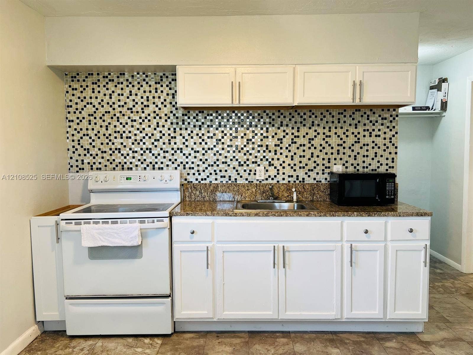 522 NW 11th Avenue, Boynton Beach, FL 33435 Unit B - Cabinets