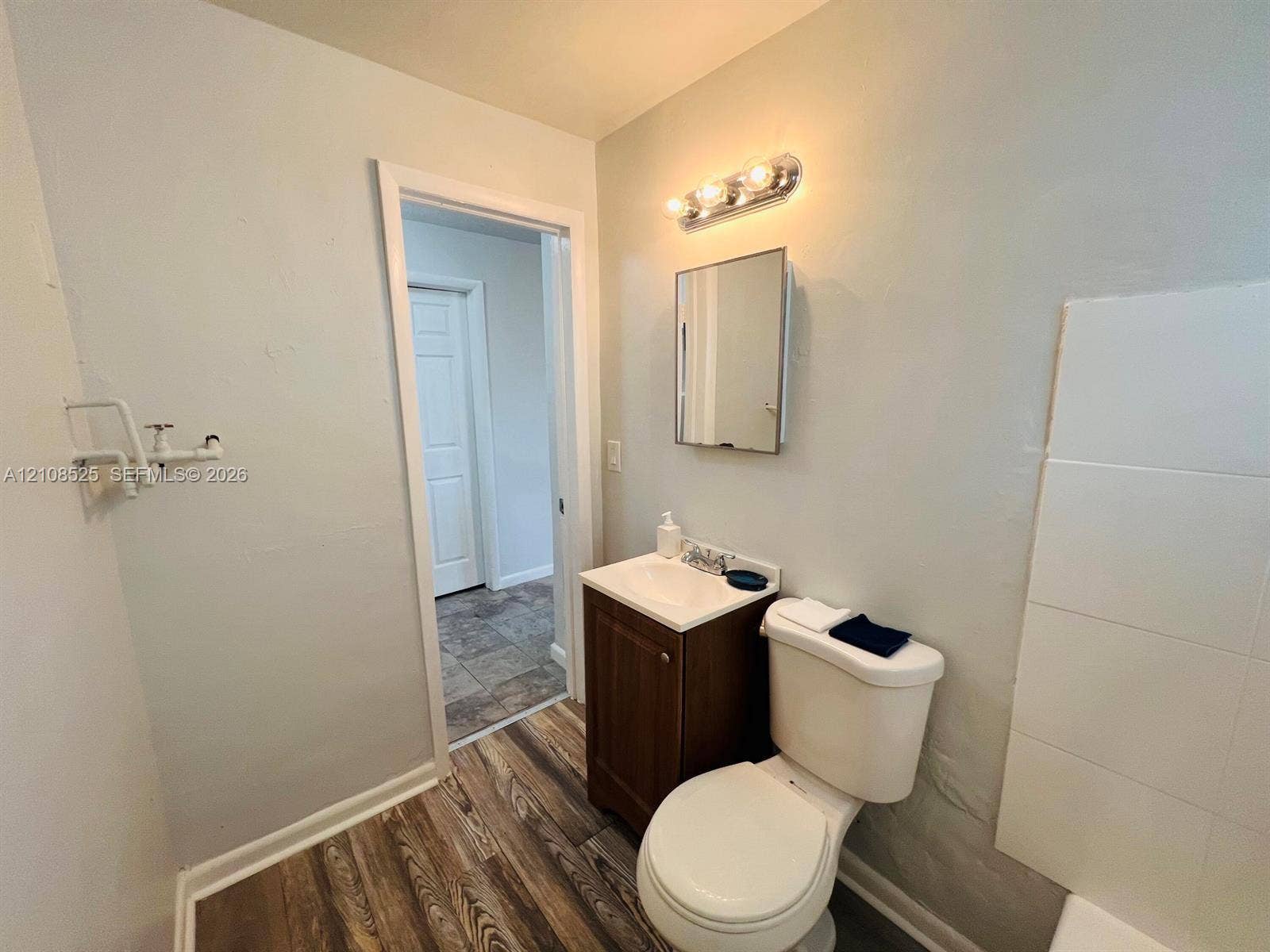 522 NW 11th Avenue, Boynton Beach, FL 33435 Unit B - Bathroom Entrance