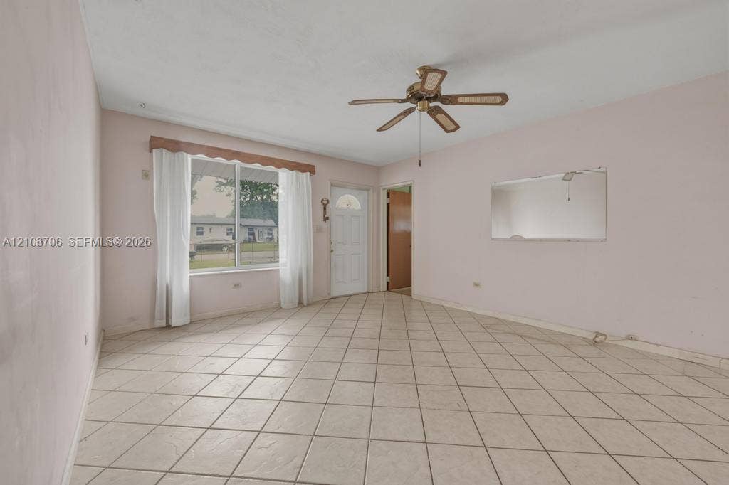 531 N 70th Way, Hollywood, FL 33024 Living Room