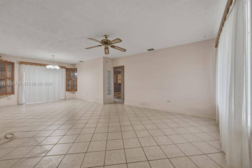 531 N 70th Way, Hollywood, FL 33024 Living Room