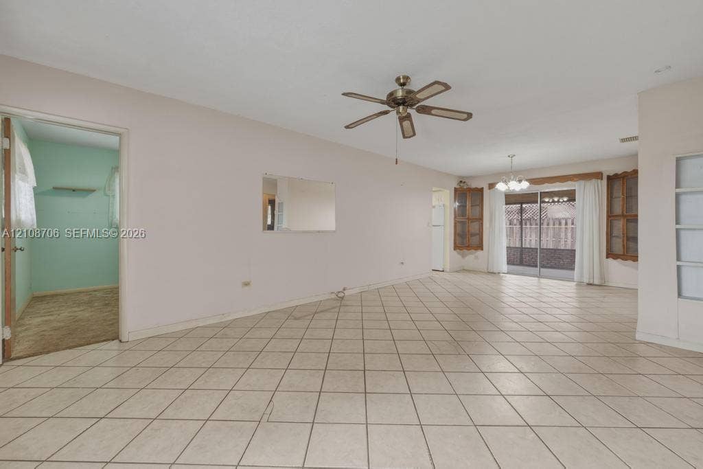 531 N 70th Way, Hollywood, FL 33024 Living Room